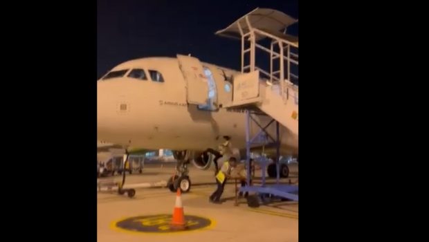 Τρομακτικό βίντεο: Άνδρας πέφτει από αεροσκάφος μετά την απομάκρυνση της σκάλας