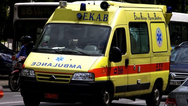 Θεσσαλονίκη: Αυτοκίνητο παρέσυρε διασώστη του ΕΚΑΒ που επιχειρούσε σε τροχαίο