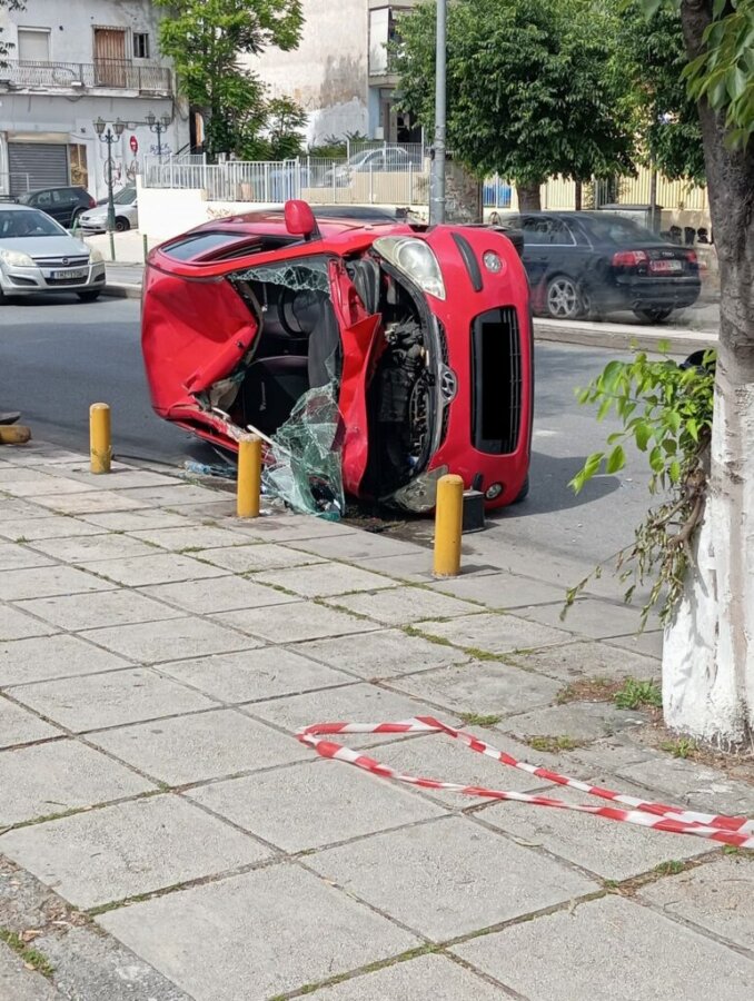 Θεσσαλονίκη: ΙΧ συγκρούστηκε με ταξί και ανατράπηκε - Tραυματισμένος απεγκλωβίστηκε ο οδηγός