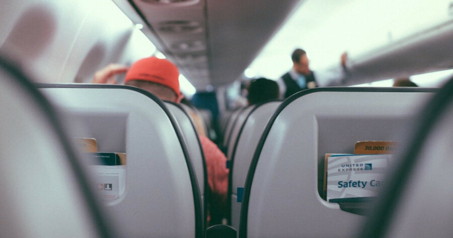 Τι δεν πρέπει να κάνεις όταν ταξιδεύεις με αεροπλάνο - Οι 10 κανόνες