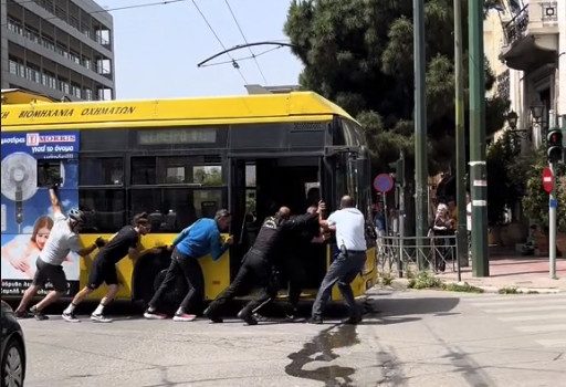 Αθήνα: Τρόλεϊ «έμεινε» στη Συγγρού ενώ διεξαγόταν ο ποδηλατικός γύρος - Το έσπρωξαν... με τα χέρια (βίντεο)