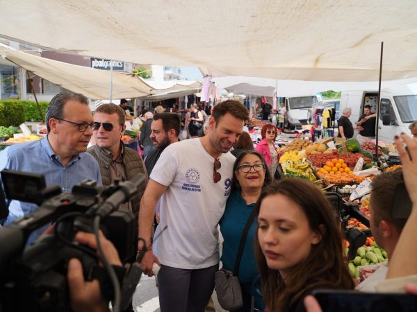 Στη λαϊκή αγορά της Περαίας ο Κασσελάκης – «Οι Θεσσαλονικείς αξίζουν καλύτερη μεταχείριση»