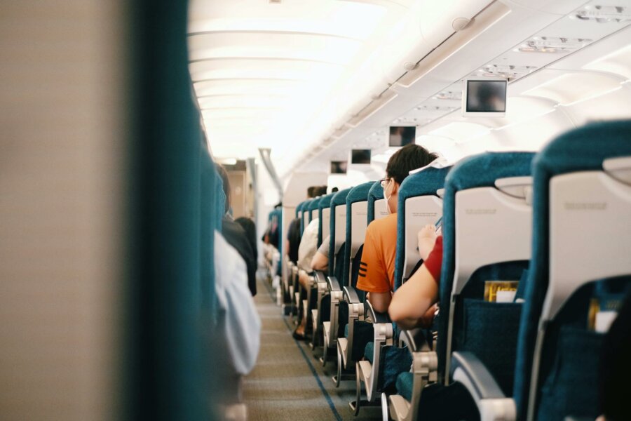 Το αποτελεσματικό κόλπο που χρησιμοποιεί μια γυναίκα για να κοιμηθεί στο αεροπλάνο, όταν οι γύρω της κάνουν φασαρία