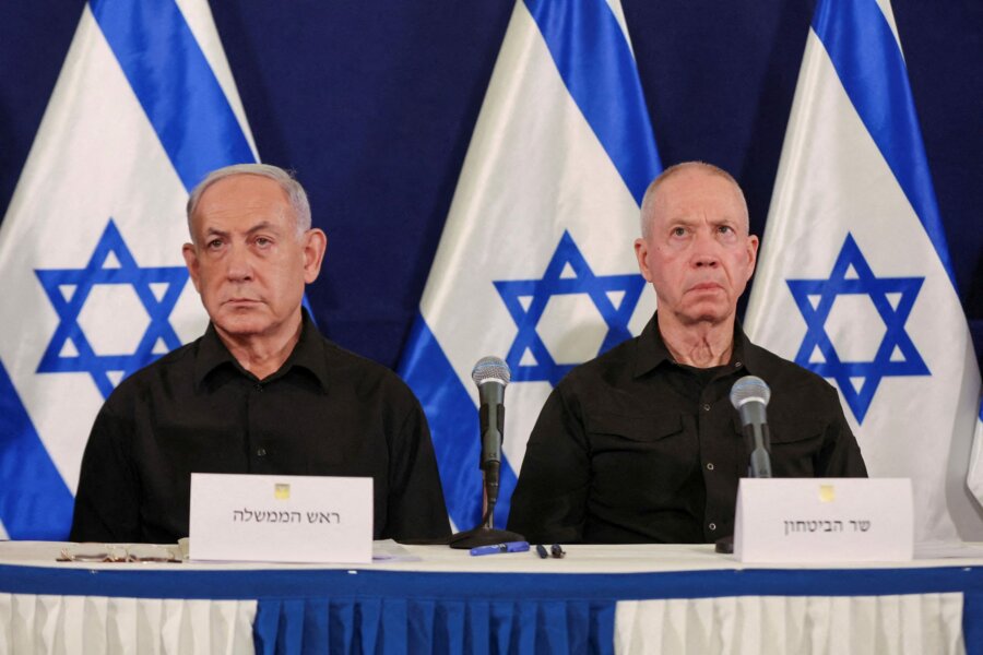 Ο Ισραηλινός πρωθυπουργός Μπενιαμίν Νετανιάχου και ο υπουργός Άμυνας Γιοάβ Γκαλάντ κατά τη διάρκεια συνέντευξης Τύπου στη στρατιωτική βάση Κίρια στο Τελ Αβίβ