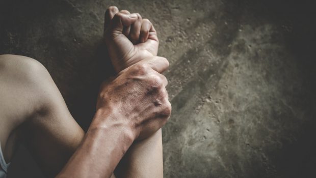 «Ήταν μέσα στα αίματα» - Συγκλονίζουν οι μαρτυρίες για την απόπειρα βιασμού γυναίκας στα Πετράλωνα