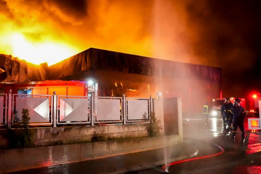 Λαμία: Έρευνα για τα αίτια της φωτιά στο εργοστάσιο με τα χαλασμένα σχολικά γεύματα
