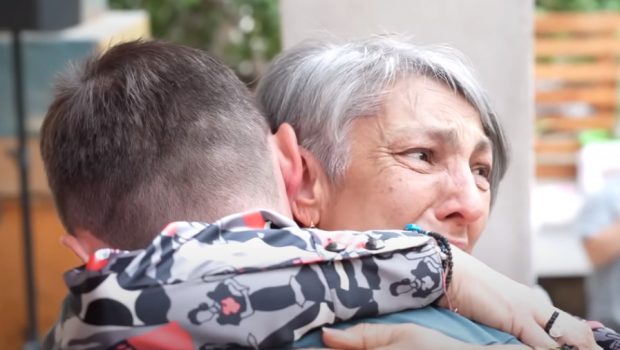 Χιός: Η συγκινητική συνάντηση για πρώτη φορά με τον άνθρωπο που της χάρισε τη ζωή ως δότης μυελού των οστών