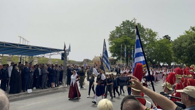 Κέρκυρα: Ύψωσε την παλαιστινιακή μαντίλα μαζί με την ελληνική σημαία σε παρέλαση