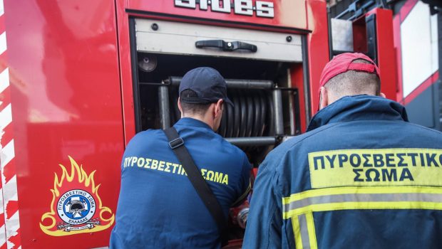 Θεσσαλονίκη: Γείτονας και πυροσβέστες της έσωσαν τη ζωή από φωτιά που ξέσπασε στο διαμέρισμά της