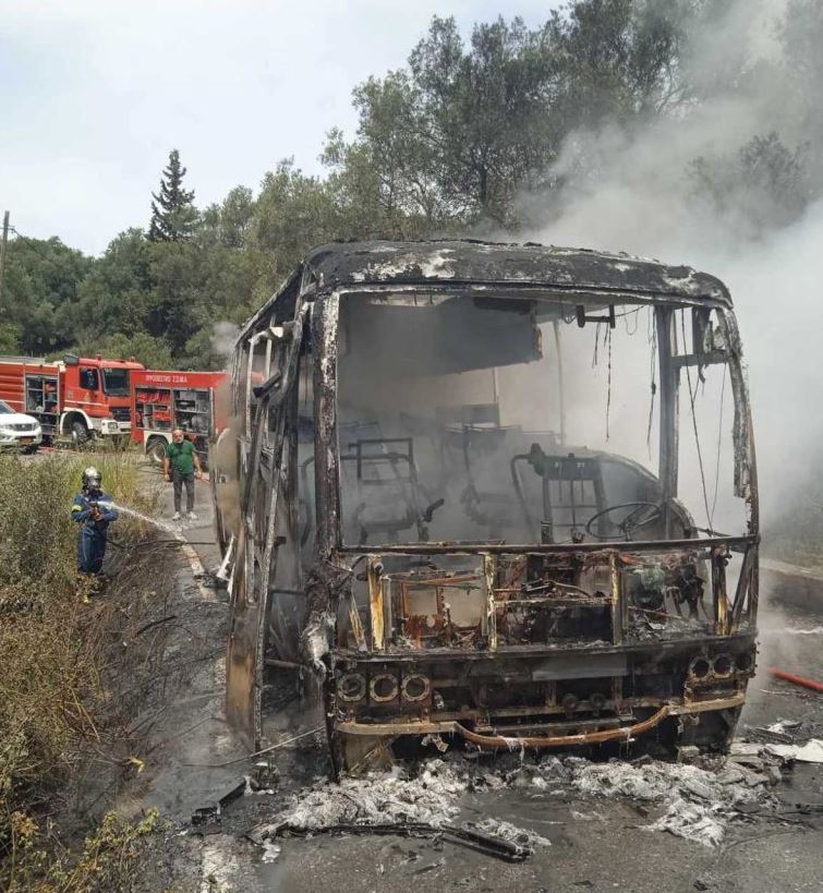 Κέρκυρα: Φωτιά σε τουριστικό λεωφορείο - Κάηκε ολοσχερώς