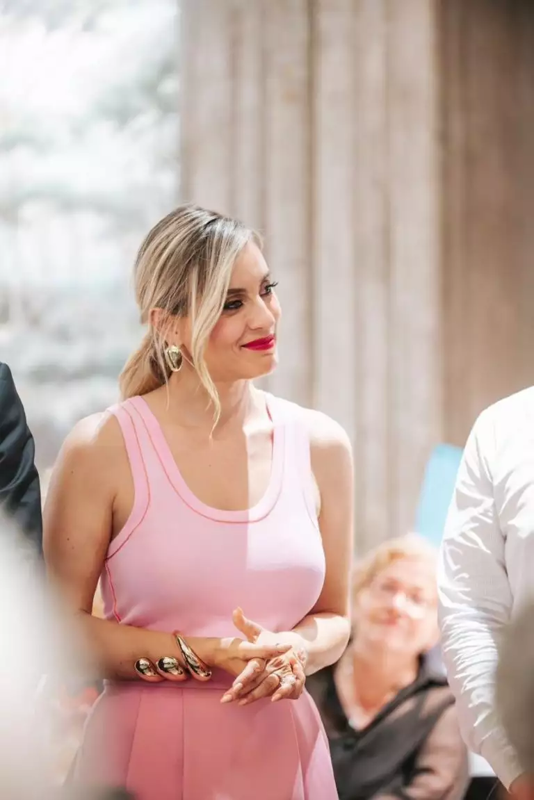 Ελεονώρα Μελέτη: Με ροζ κομψό σύνολο και κόκκινο κραγιόν σε προεκλογική εκδήλωση