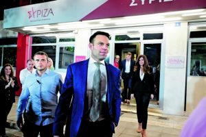 Αμήχανη η Κουμουνδούρου μετά και τη νέα συρρίκνωση