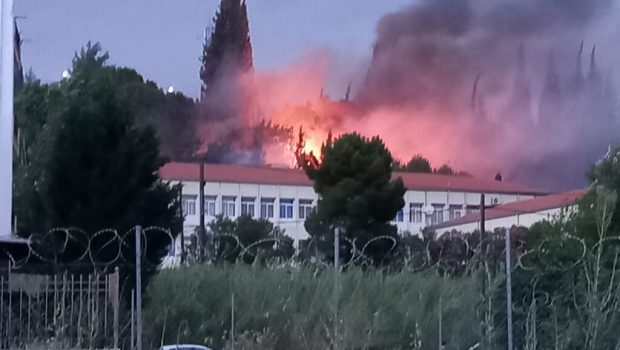 Μεγάλη φωτιά κοντά σε σπίτια στη Λιβαδειά