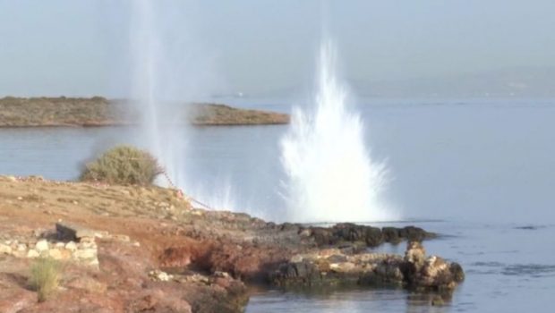 Καβούρι: Επιχείρηση εξουδετέρωσης νάρκης μέσα στη θάλασσα