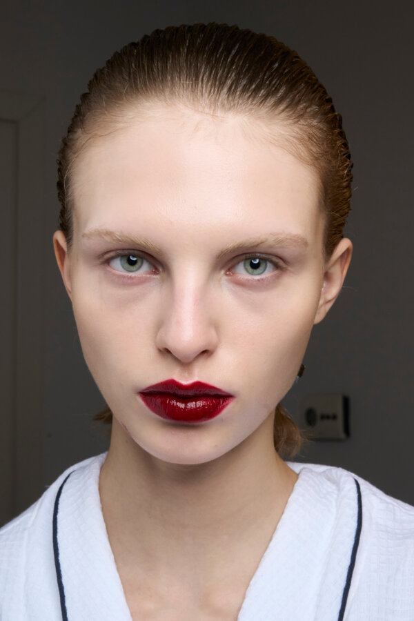 Latex Lips: Η τάση στο μακιγιάζ που θέλει τα χείλη super glossy