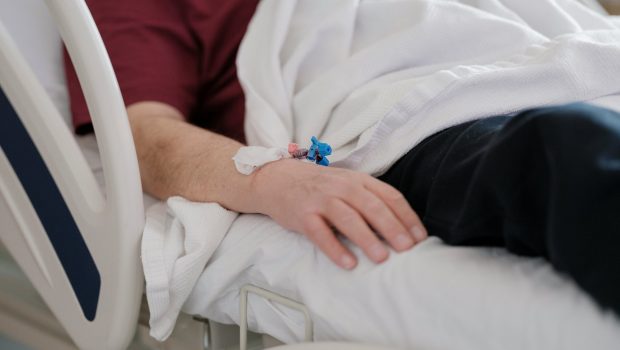 Φρίκη στην Κομοτηνή: Επιτέθηκαν με μαχαίρι σε 59χρονο συγγενή τους