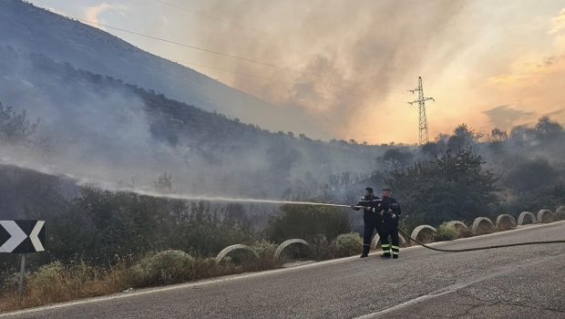 Αλβανία: Συνεχίζονται οι επιχειρήσεις κατάσβεσης των πυρκαγιών κοντά στα σύνορα με την Ελλάδα