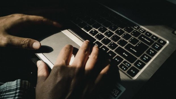 Απάτη: Πάνω από 50.000 ευρώ έχασε 40χρονος επιχειρηματίας - Τι είναι η μέθοδος του «ενδιάμεσου»