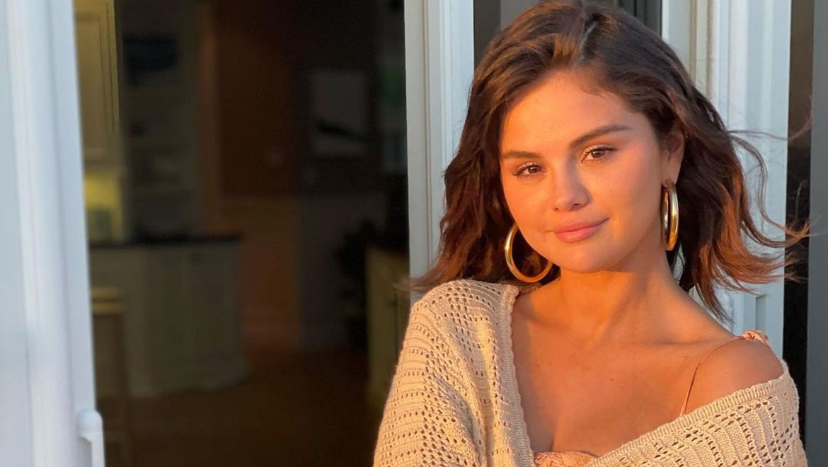 Selena Gomez: Tο ρετρό αξεσουάρ μαλλιών που φοράει στις διακοπές της