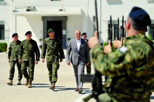 Ξαφνικά σήκωσε κύμα στα «ήρεμα νερά»