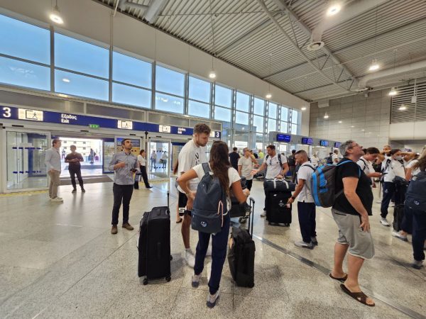 Νικόλ Κυριακοπούλου και Σάσα Βεζένκοφ μαζί στην αναχώρηση της Εθνικής ομάδας