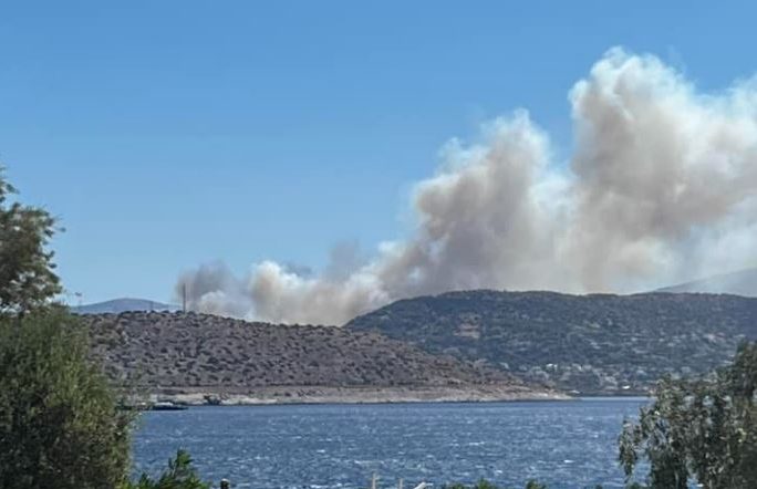Κορωπί: Φωτιά τώρα στην Αγία Μαρίνα κοντά σε σπίτια - Νέο 112 για εκκένωση