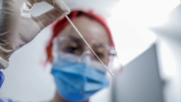 Κορονοϊός: 40 θάνατοι και 833 νέες εισαγωγές την τελευταία εβδομάδα