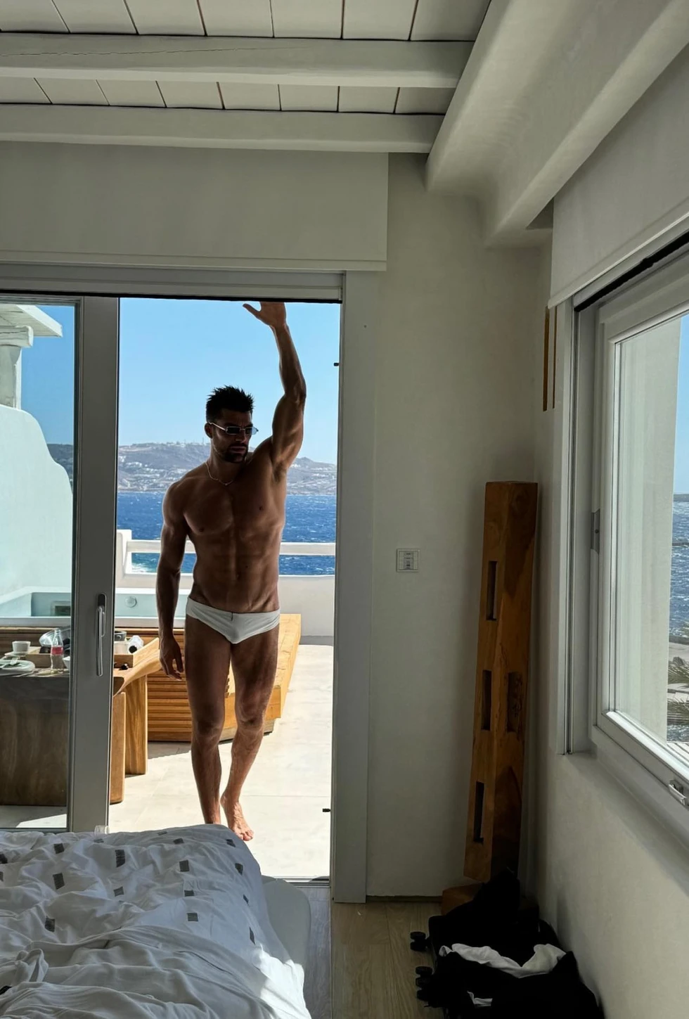 Simone Susinna: Ο σέξι πρωταγωνιστής του «365 Days» σε βραδινή έξοδο στη Μύκονο