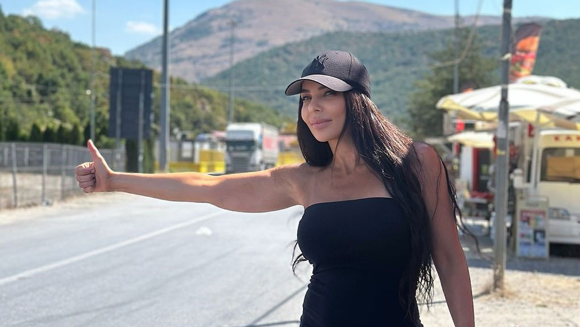 Η Κέλλυ Κελεκίδου έκανε οτοστόπ για να πάει στην Αλβανία