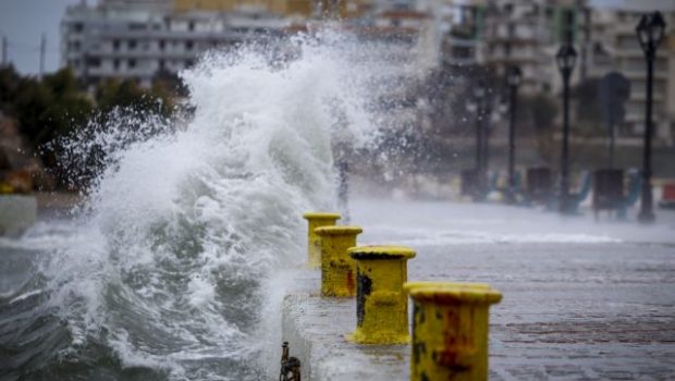 Χαλάει ο καιρός με βροχές και καταιγίδες - Πού θα είναι ισχυρά τα φαινόμενα