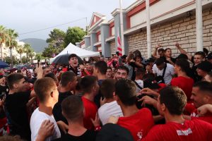 Ολυμπιακός: Χαμός στην Ηγουμενίτσα για το τρόπαιο του Conference League (pics)