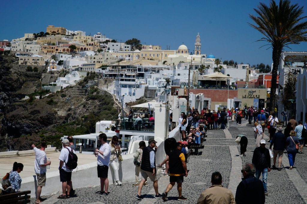 Υπερτουρισμός: Η «μετάλλαξη» της Σαντορίνης «τρομάζει»