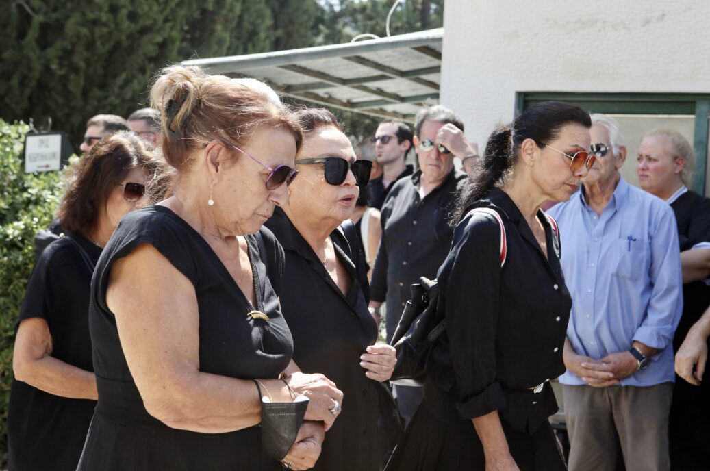 Μίρκα Παπακωνσταντίνου: Συντετριμμένη η ηθοποιός στην κηδεία του Δάνη Κατρανίδη