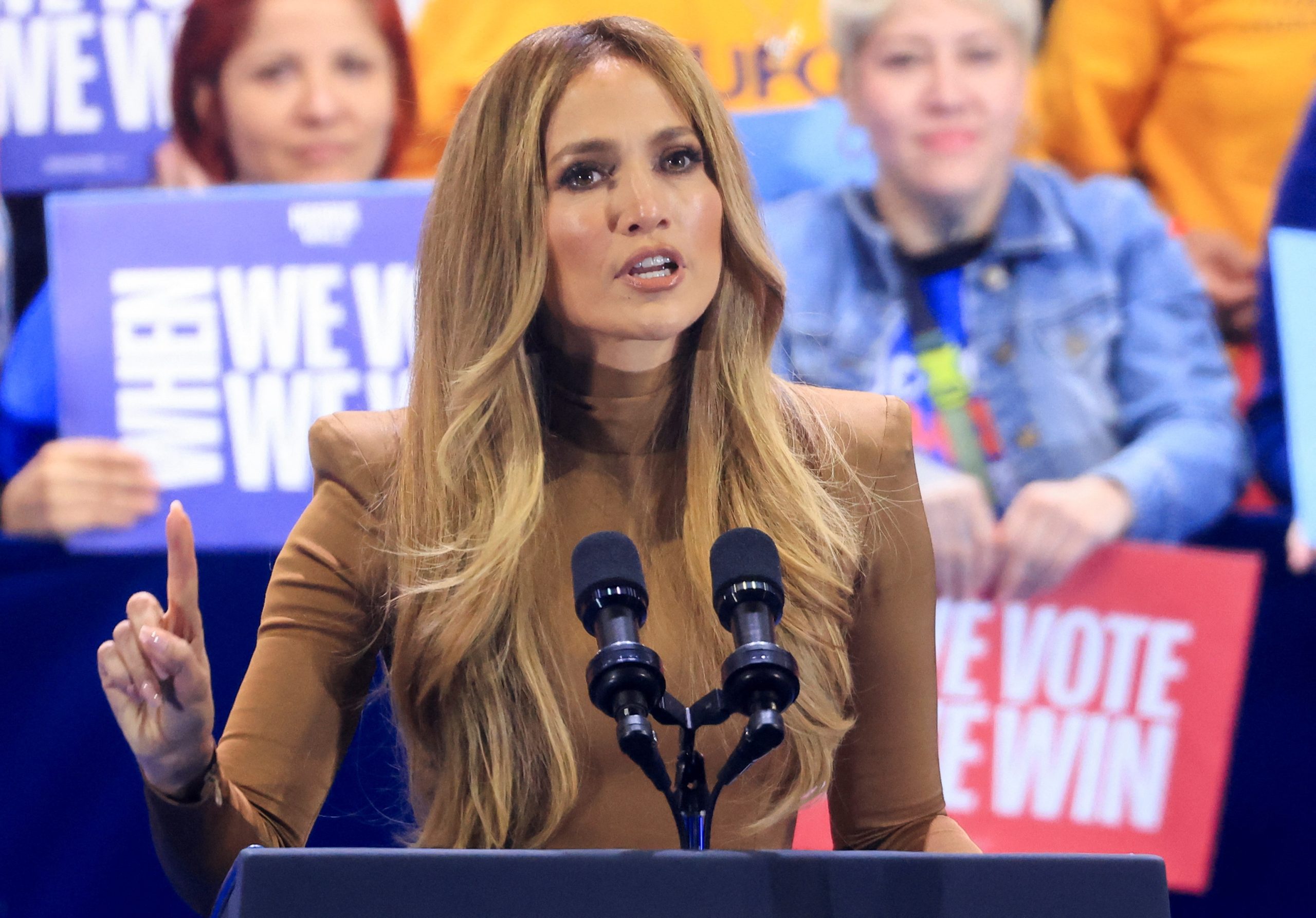Jennifer Lopez: Το σύνολο που επέλεξε για την προεκλογική εκδήλωση της Kamala Harris