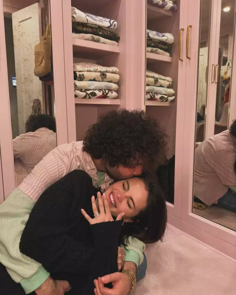 Selena Gomez: Η ρομαντική πρόταση γάμου από τον Benny Blanco και το εντυπωσιακό μονόπετρο