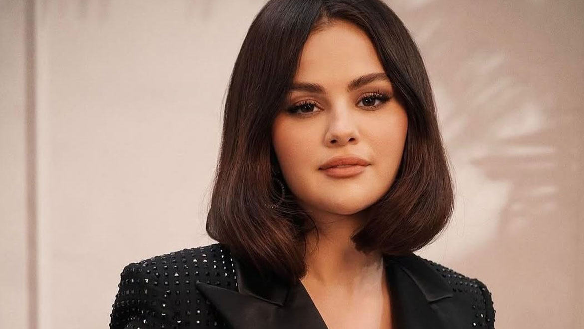Selena Gomez: Το nude μανικιούρ του αρραβώνα της είναι η πιο chic πρόταση για τις γιορτές