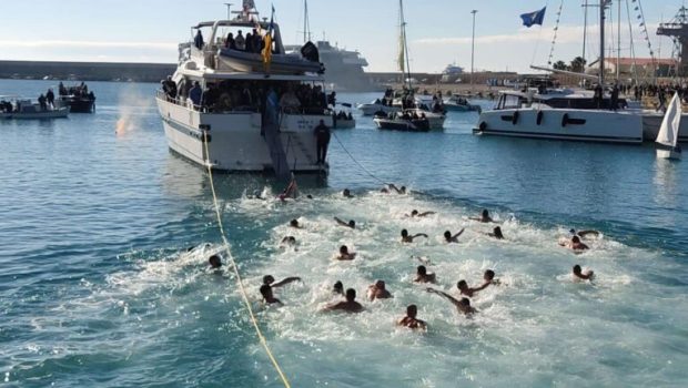 Καλαμάτα – Θεοφάνεια: 40 κολυμβητές βούτηξαν για τον Σταυρό