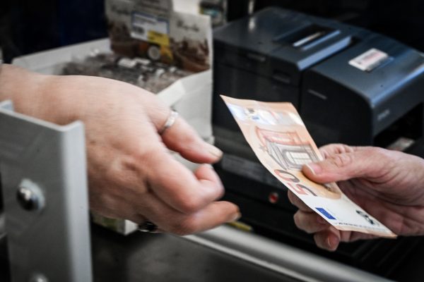 Πυρά ΠΑΣΟΚ και ΣΥΡΙΖΑ για την ακρίβεια - «Η κυβέρνηση ανέχεται τα ολιγοπώλια»