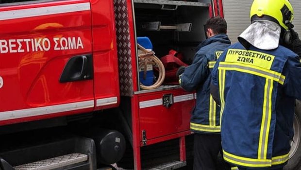 Φωτιά στο κέντρο της Αθήνας - Κλειστή η οδός Αμερικής