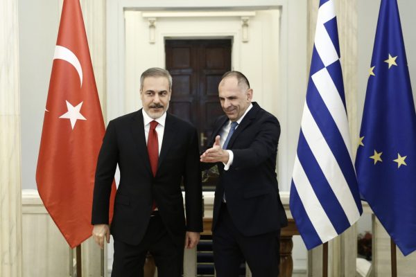 Δούρου: Τι συζήτησαν πραγματικά οι Γεραπετρίτης – Φιντάν; Τι επείγον υπήρχε;