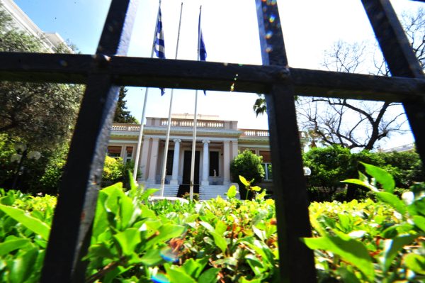 Εικόνα που δείχνει το Μέγαρο Μαξίμου μέσα από τα κάγκελα της περίφραξης