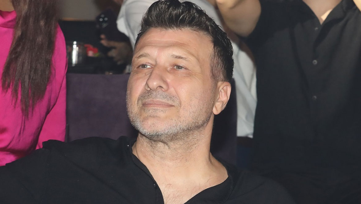 Γιάννης Πλούταρχος: Για πρώτη φορά μπροστά στην κάμερα η 47χρονη εμμονική θαυμάστριά του - Τι ζητάει απ' τον τραγουδιστή