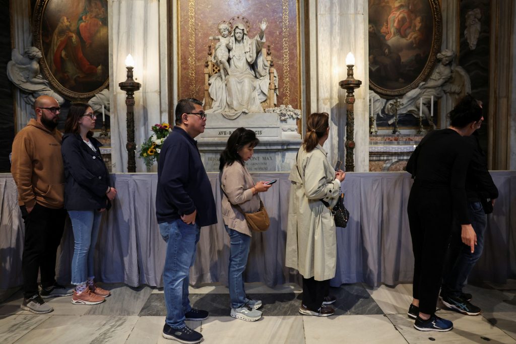 Ξεκίνησε το λαϊκό προσκύνημα στον τάφο του Πάπα Φραγκίσκου