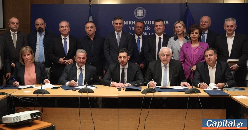Παρουσία-πρόκληση του Χρ. Τριαντόπουλου στο Υπουργείο...