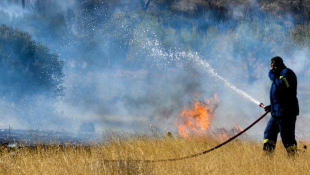 Κερατέα: Μικρή αναζωπύρωση της φωτιάς λόγω ισχυρών ανέμων