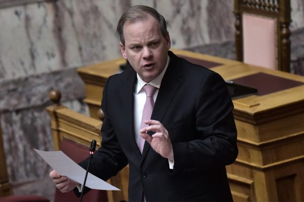 Τέμπη: Να στείλει τον Καραμανλή σε δικαστικό συμβούλιο θέλει η κυβέρνηση – Πώς θα κινηθεί η αντιπολίτευση