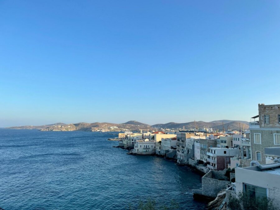 εικόνα που δείχνει την Ερμούπολη από την πλευρά του Αγίου Νικολάου, με τα αρχοντικά που είναι χτισμένα πάνω στη θάλασσα