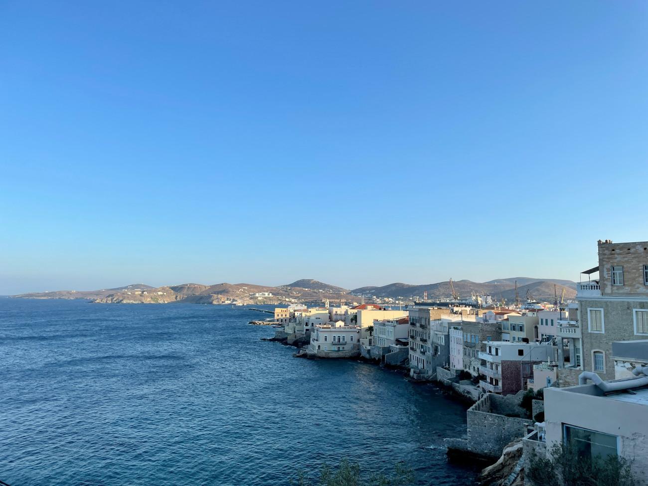 εικόνα που δείχνει την Ερμούπολη από την πλευρά του Αγίου Νικολάου, με τα αρχοντικά που είναι χτισμένα πάνω στη θάλασσα