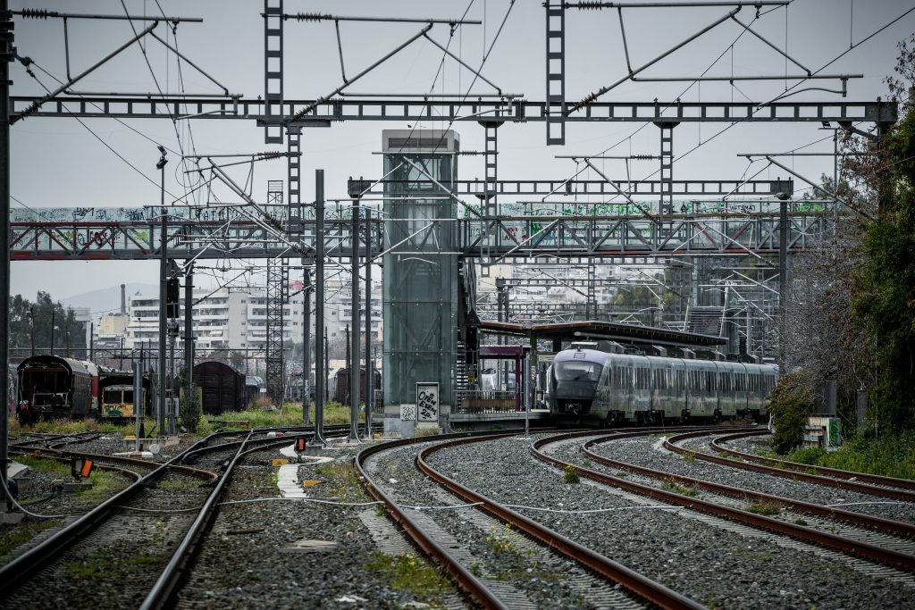 Τέμπη: Πολιτική αντιπαράθεση για τη δικογραφία για τον Κώστα Καραμανλή και την απόλυση Γενηδούνια