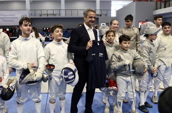Φωτογραφία όπου απεικονίζεται ο Κυριάκος Μητσοτάκης ανάμεσα σε μικρούς αθλητές ξιφασκίας στις ολυμπιακές εγκαταστάσεις στην Παιανία